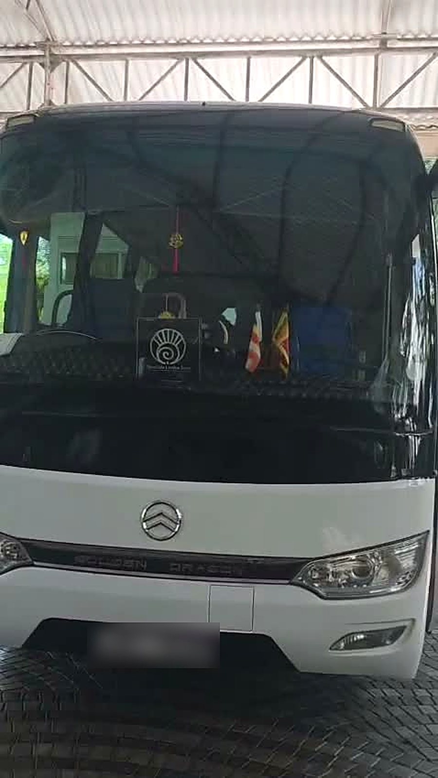 Front of a Pearlisle luxury coach with the company logo on the dashboard